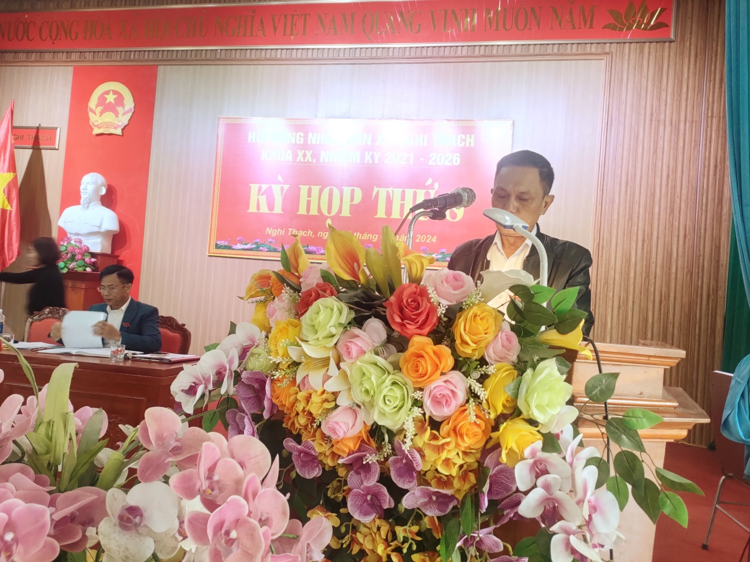 Ông Nguyễn Đình Bình - CT UBMTTQ xã thông báo hoạt động của UBMTTQ xã tham gia xây dựng chính quyền và 1 số ý kiến, kiến nghị đối với HĐND, UBND và đại biểu HĐND xã