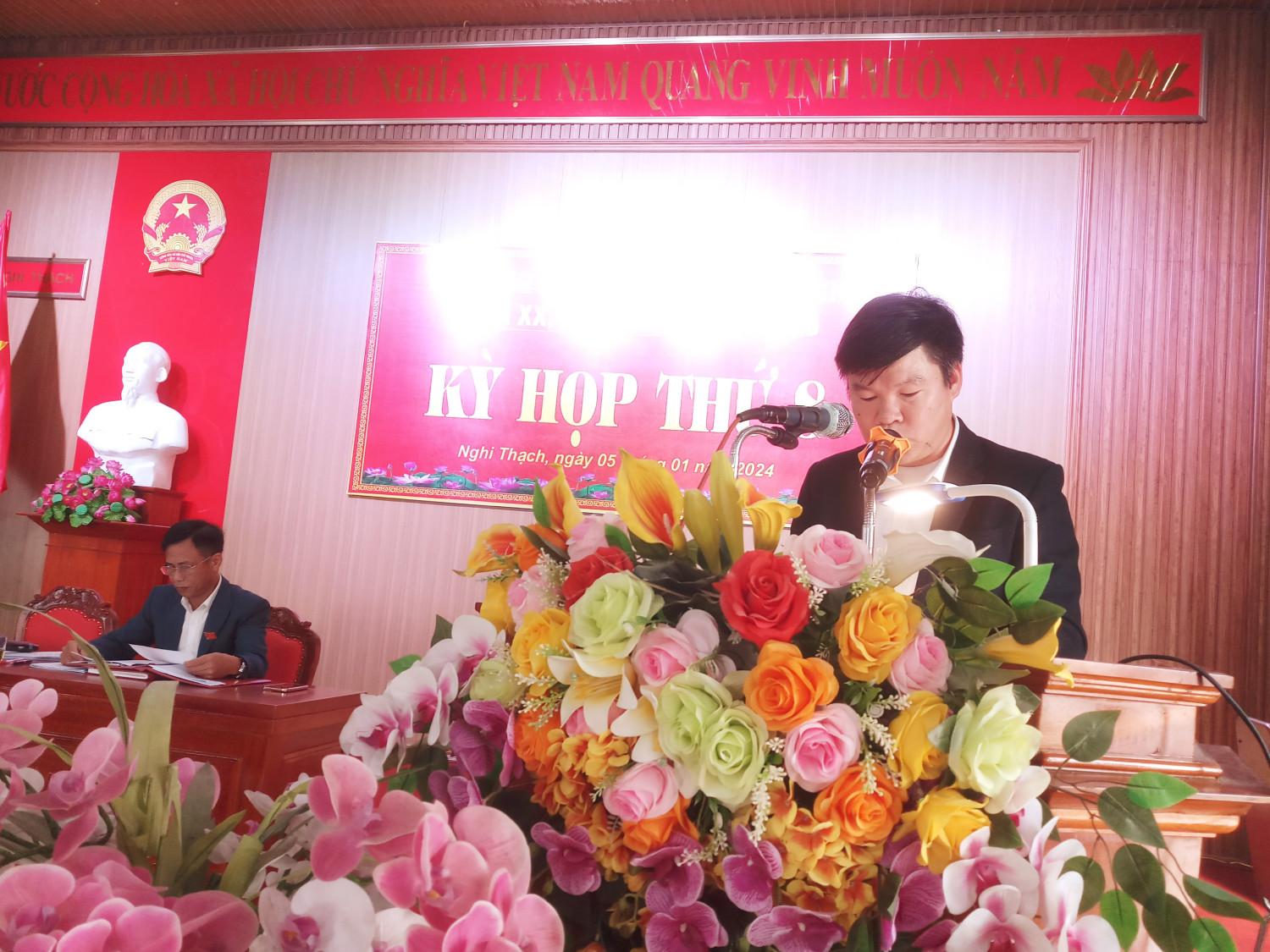 Ông Nguyễn Duy Biểu - CT UBND xã phát biểu tại kỳ họp