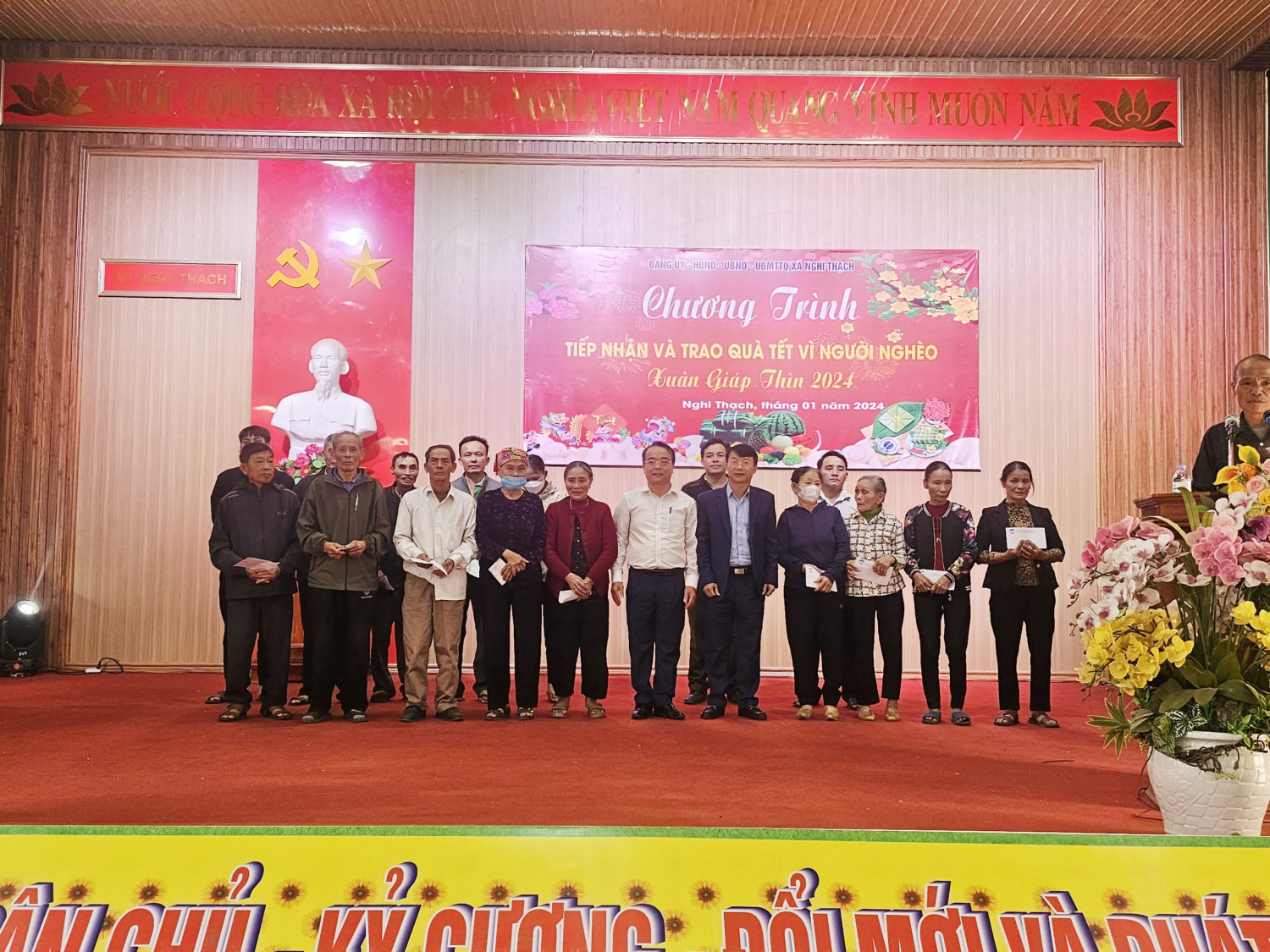 Đ/c Nguyễn Tiến Dũng - Phó BT Huyện ủy, CT UBND huyện trao quà Tết cho các gia đình