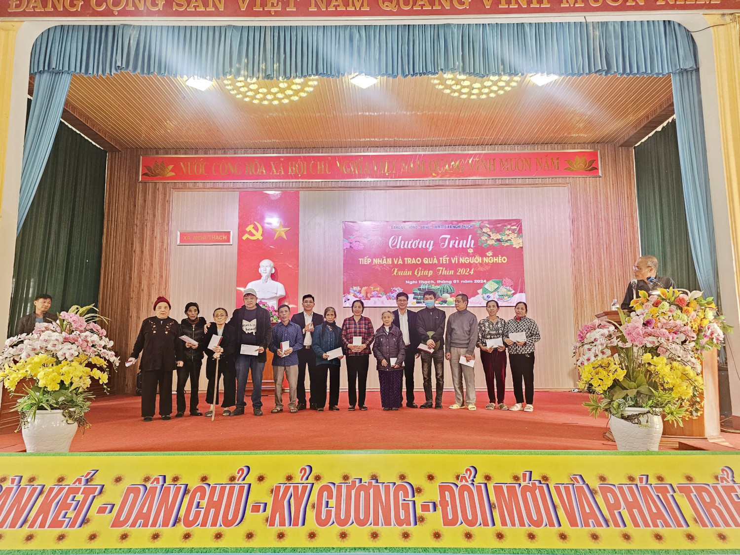 Đồng chí Đồng Bính Định - HUV, Phó trưởng Ban Dân vận Huyện ủy trao quà Tết cho các gia đình